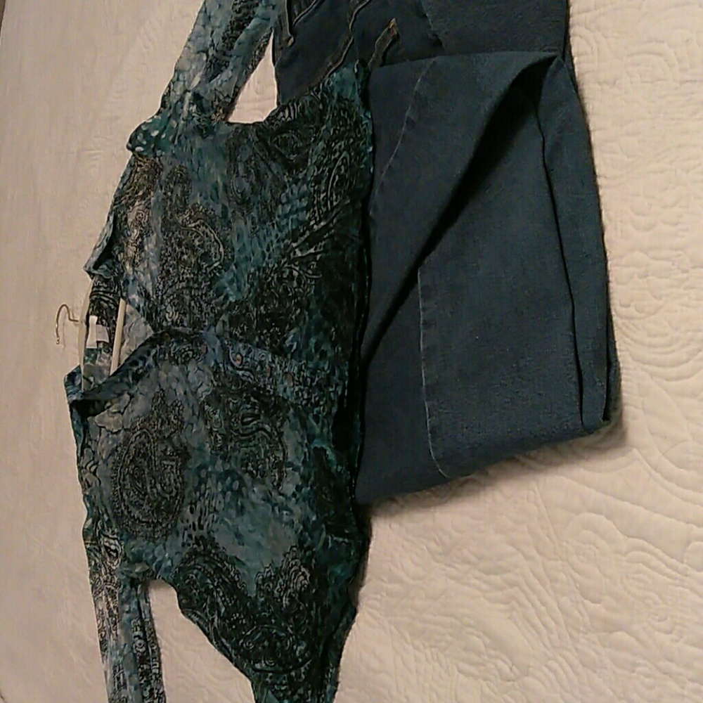 Ladies Chico's size 1 Beautiful Casual Blouse